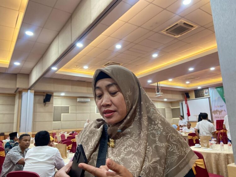 Nasabah Pegadaian Syariah Cabang Ujung Gurun, Yanti (47) yang merasakan manfaat cicilan emas pegadaian. YESI