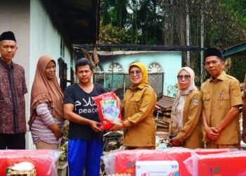 Wabup Dharmasraya Serahkan Bantuan Korban Kebakaran di Jorong Kubang Panjang