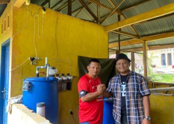 Ketua tim, Dr.Herix Sonata MS,M.Si (kanan) dan Ketua kelompok tani Guo Mandiri (kiri) saat berada di Kelompok Tani Guo Mandiri. Ist
