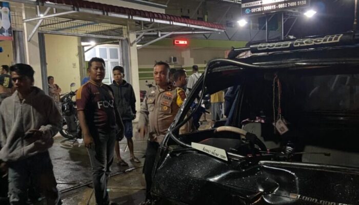 Hilang Kendali, Pick Up Seruduk Dua Motor di Pesisir Selatan