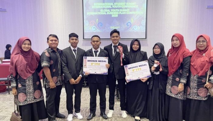 Siswa SMAN 3 Painan Raih Dua Medali Perunggu di Ajang International Youth Conference 2025 di Malaysia