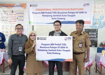 BRI Peduli Salurkan Beasiswa untuk 20 Pelajar SDN 14 Kampung Jambak
