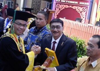 Bupati Hendrajoni Raih Anugerah Mitra Strategis dari UNP