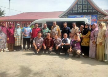 Anggota DPRD Sumbar Zarfi Deson Serahkan Bantuan Mobil Operasional untuk SMAN 1 Sutera