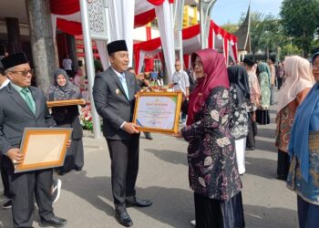 Wagub Vasko Ruseimy Serahkan Penghargaan Lingkungan: Nagari Sungai Duo dan SDN 17 Sijunjung Jadi yang Terbaik