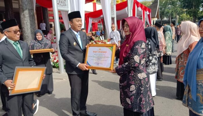 Wagub Vasko Ruseimy Serahkan Penghargaan Lingkungan: Nagari Sungai Duo dan SDN 17 Sijunjung Jadi yang Terbaik