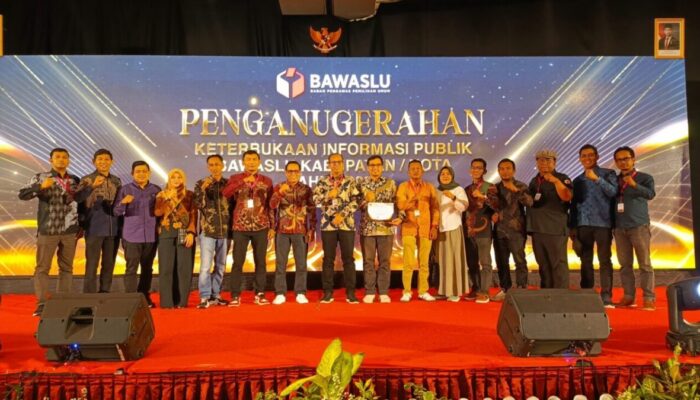 Bawaslu Pessel Raih Penghargaan PPID Terbaik I se-Sumbar, Diganjar Predikat “Informatif”