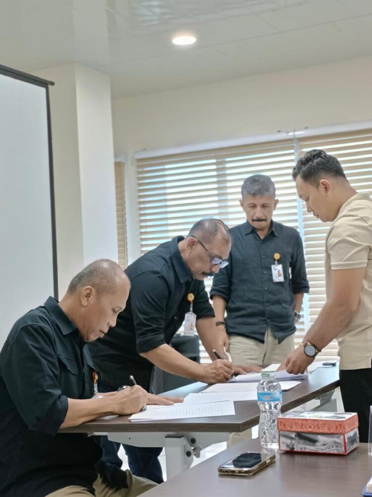 Ketua Koperasi Bank Nagari, Dedy Cardi bersama para pengurus. Selain mengelola unit Waserda, juga dikenal sebagai koperasi terbesar di Sumbar dengan aset mencapai Rp191,9 miliar dan 2.315 anggota aktif. AFRIANITA