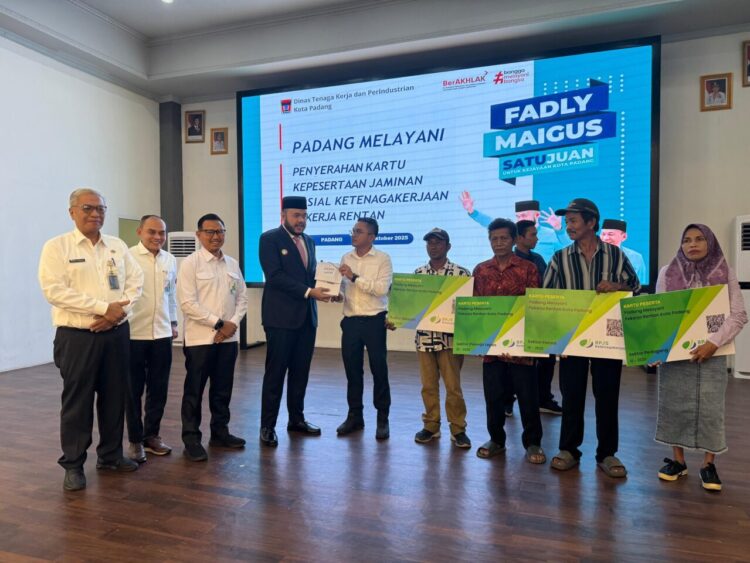 Penyerahan Kartu BPJS Ketenagakerjaan bagi 3.000 pekerja rentan oleh Wali Kota Padang, Fadly Amran, Selasa (28/10). AFRIANITA