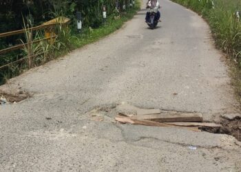 Hati-Hati… Jembatan di Jalan Sialang Gaung Berlubang