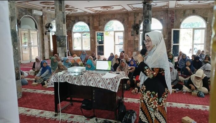 Dosen Poltekkes Padang Beri Pelatihan Deteksi Dini Faktor Risiko Kegawatdaruratan Neonatal