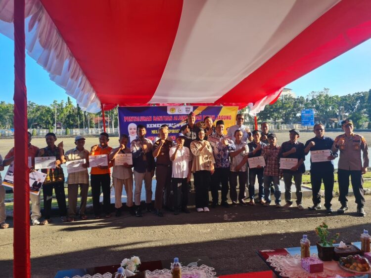 Cindy Monica Salsabila foto bersama dengan kelompok tani penerima manfaat Alsintan dan benih jagung. Osniwati