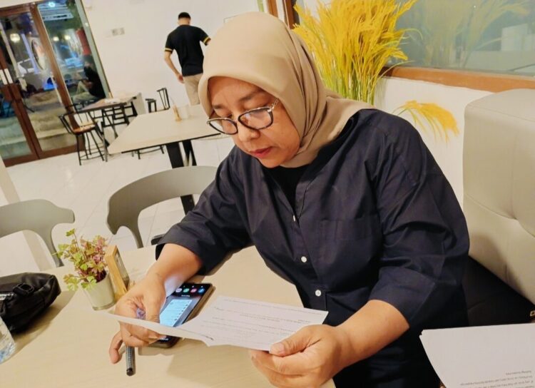 Kuasa Hukum dari LS, yaitu Putri Deyesi Rezky yang merupakan pihak pelapor dari dugaan pasal ITE, saat memberikan keterangan, Minggu (5/9/2025) di Padang. WINDA