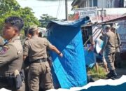 Satpol PP Padang Tertibkan Lapak Pedagang di Pantai Padang yang Ditinggal