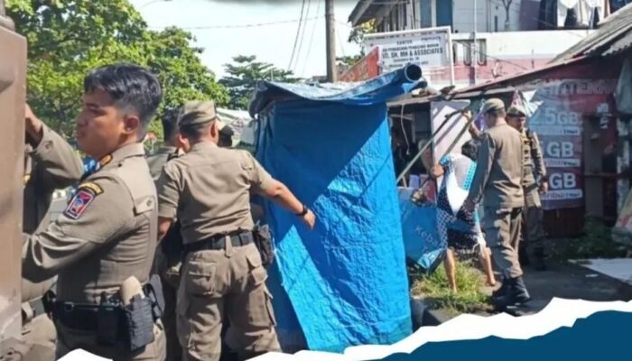 Satpol PP Padang Tertibkan Lapak Pedagang di Pantai Padang yang Ditinggal