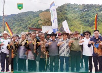 Wako Hendri Arak-Arakan bersama Niniak Mamak Buka Pacu Kuda Alek Anak Nagari Pabasko