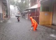 Curah Hujan Tinggi, Banjir Terjang 35 RT di Jaksel