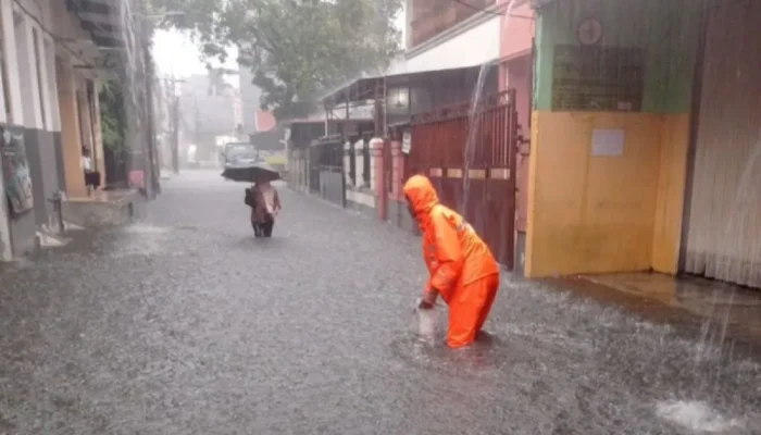 Curah Hujan Tinggi, Banjir Terjang 35 RT di Jaksel