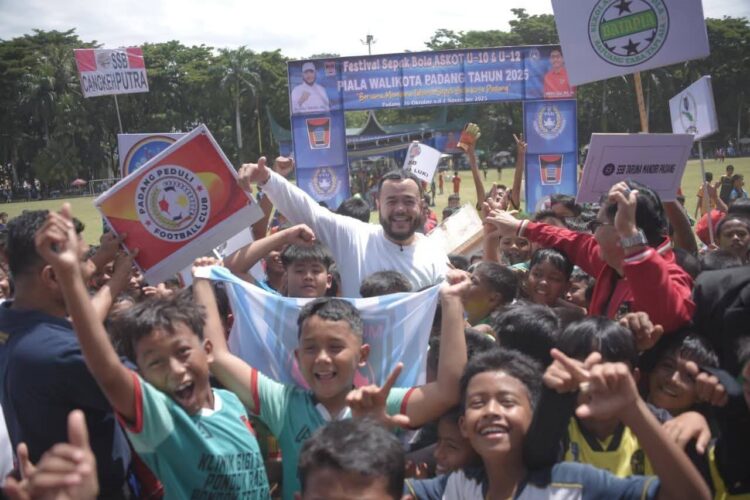 Pembukaan Sepak Bola Piala Wali Kota Padang Kelompok Umur (KU) 10 dan 12 Seri I, di Lapangan Sepak Bola Imam Bonjol Padang, Minggu (26/10). IST