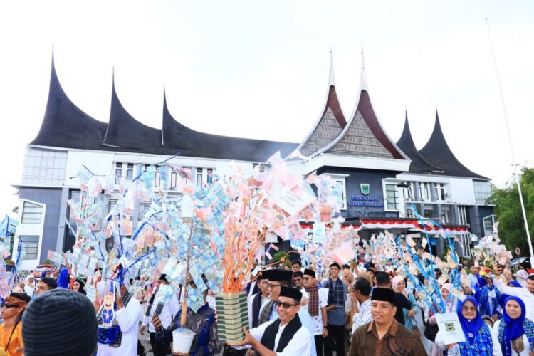 Bupati Padang Pariaman, John Kenedy Aziz bersama jajaran pemerintah daerah dan tamu undangan menghadiri puncak acara Festival Padang Pariaman Mauluik Gadang 2025 di Masjid Raya Padang Pariaman, Parit Malintang. IST