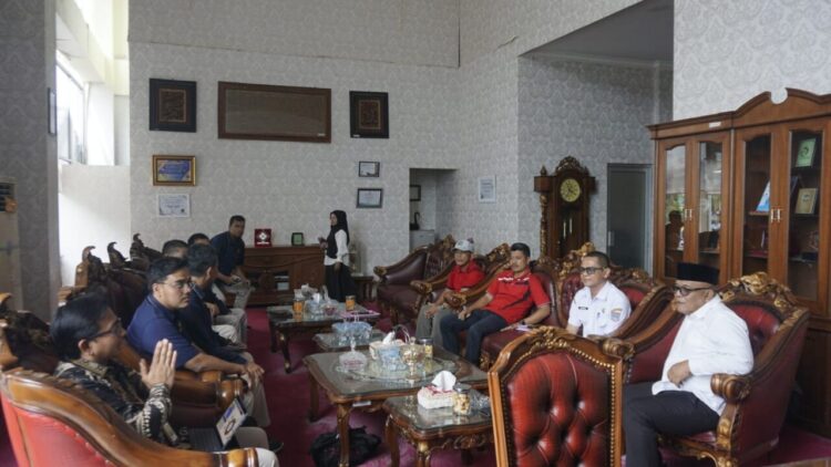 Kepala Kantor Pelayanan Pajak (KPP) Pratama Bukittinggi Cholid Mawardi menyambangi Bupati Pasaman Barat Yulianto guna membahas tentang pendapatan pajak dan peluang sumber pajak, Rabu (22/10). OSNIWATI