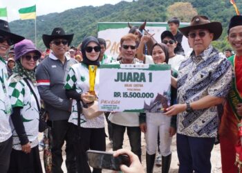 Joki Wanita Asal Padang Panjang Juarai Kelas Ekstra Pacu Kuda