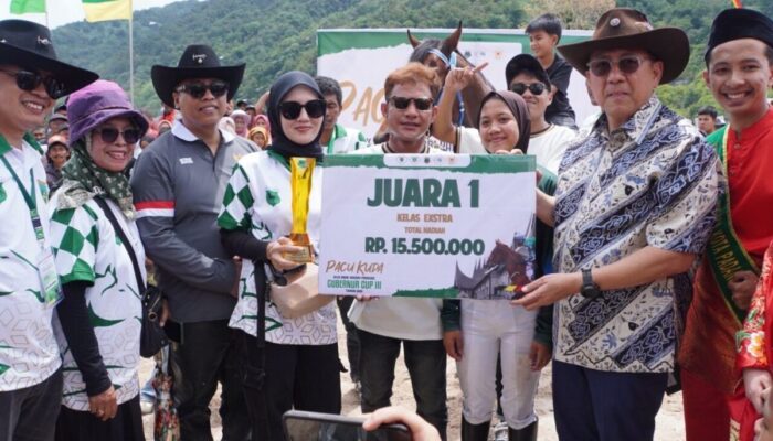 Joki Wanita Asal Padang Panjang Juarai Kelas Ekstra Pacu Kuda
