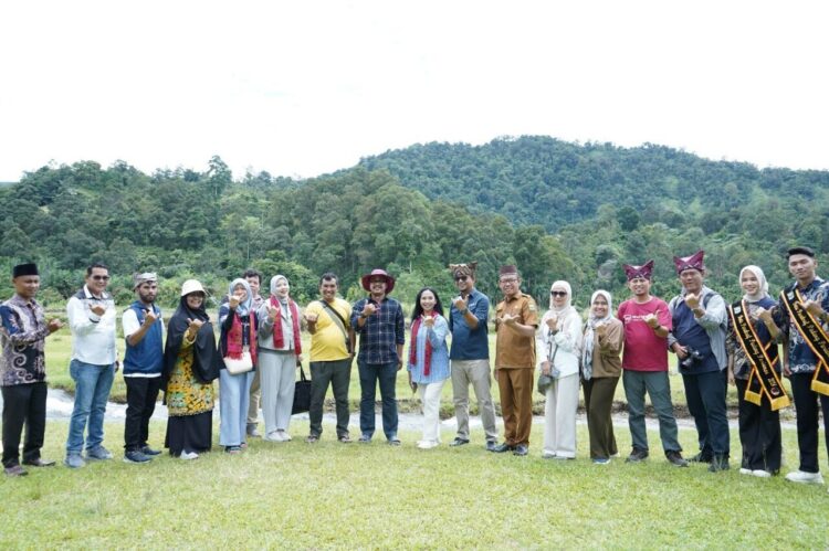 Rombongan Kemenpar RI meninjau objek wisata Batang Aie Kampuang Koto, Kecamatan 2x11 Kayu Tanam, Kabupaten Padang Pariaman, beberapa hari lalu. IST