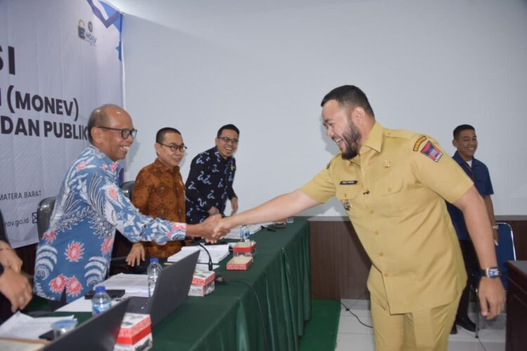 Wali Kota Fadly Amran mengikuti Presentasi Monev Keterbukaan Informasi Badan Publik Tahun 2025 yang dilaksanakan KI Sumbar di Ruang Rapat KI Sumbar, Selasa (7/10). IST