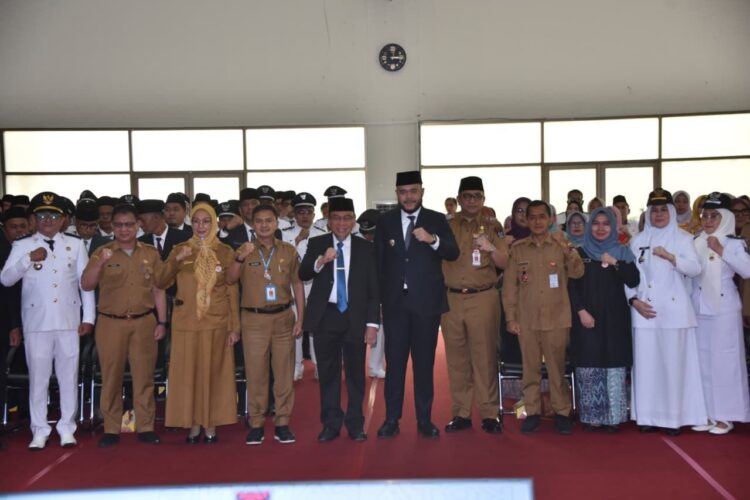 Pelantikan dan pengambilan sumpah jabatan oleh Pemko Padang yang berlangsung di Kantor Balai Kota Padang, Senin (20/10). IST