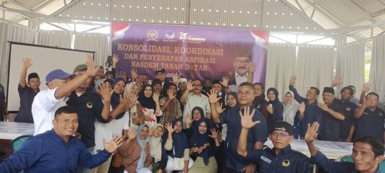 DPD Partai NasDem Tanah Datar melakukan perbaikan dan penguatan struktur internal yang digelar Selasa (21/10) di kediaman pribadi anggota DPR RI Fraksi NasDem, Shadiq Pasadigoe, di Parak Jua. REZKY