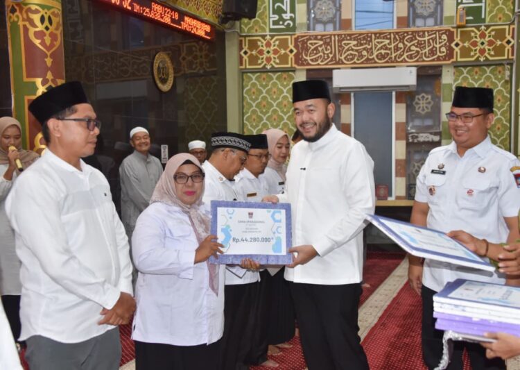 Pemko Padang kembali menyerahkan dana operasional RT/RW pada pelaksanaan Subuh Mubarakah di Kecamatan Padang Timur, Rabu (22/10). IST