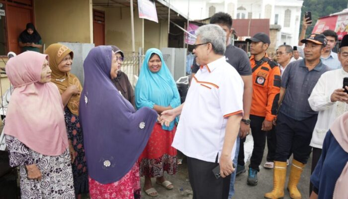 Ketua DPRD Sumbar Beri Bantuan untuk Korban Kebakaran Pamancungan