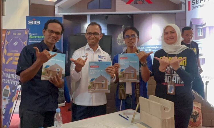 Produk inovatif PT Semen Padang, Semen Padang Bata Interblock atau SEPABLOCK, menjadi perhatian utama masyarakat pada Festival Literasi Daerah 2025. IST
