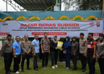 Dukung Program SPHP, PT Semen Padang dan Polda Sumbar Salurkan 2,5 Ton Beras Subsidi untuk Warga Lubuk Kilangan