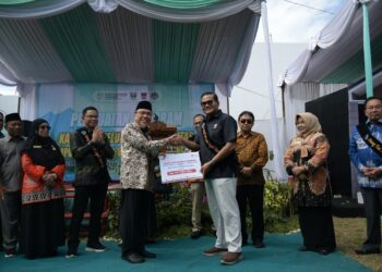 PT Semen Padang Salurkan Bantuan Bedah Rumah untuk Keluarga Berisiko Stunting di Padang