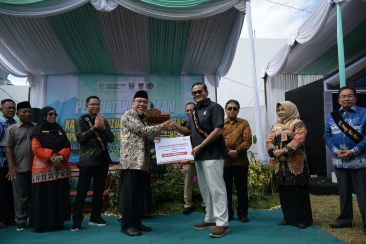 PT Semen Padang menyalurkan bantuan bedah rumah senilai Rp20 juta kepada Keluarga Berisiko Stunting (KRS) dalam kegiatan Penguatan Kampung Keluarga Berkualitas (Kampung KB) di Baringin Sakti, Kelurahan Koto Baru Nan XX, Kecamatan Lubuk Begalung, Kamis (11/9). IST