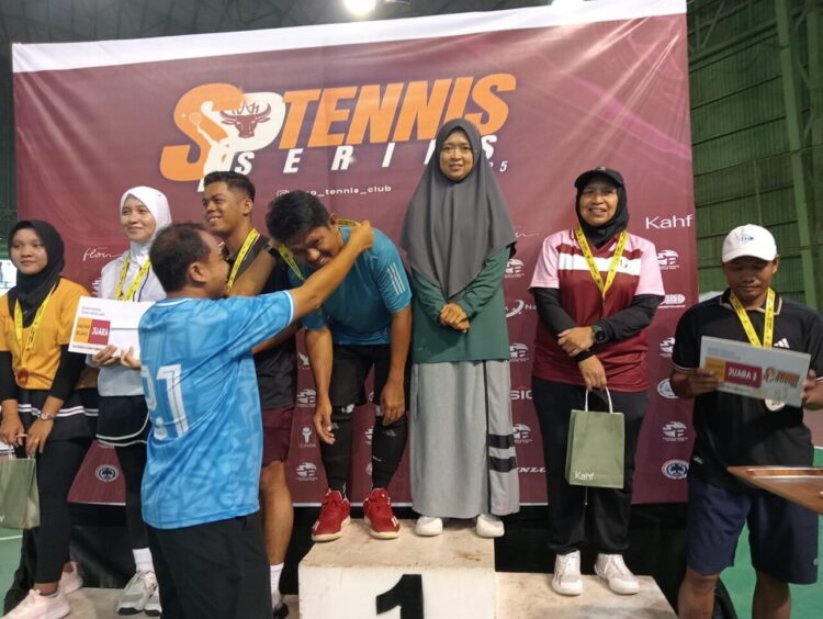 Fun Tennis yang merupakan rangkaian dari Semen Padang Tennis Series 2025 yang digelar sejak 12-14 September 2025 di Lapangan Tennis PT Semen Padang, resmi berakhir. IST