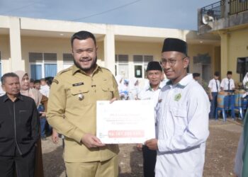 Pastikan Anak Kurang Mampu Tetap Sekolah, PT Semen Padang Salurkan Rp641 Juta untuk Tiga Madrasah