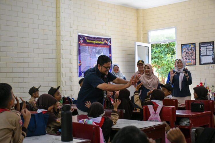 Senyum ceria terpancar dari wajah siswa SD Semen Padang School saat tiga ruang kelas baru mereka diresmikan, Kamis (18/9). IST