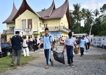 Dukung World Cleanup Day 2025, PT Semen Padang Gelar Selasa Bergoro di MTs Lubuk Kilangan