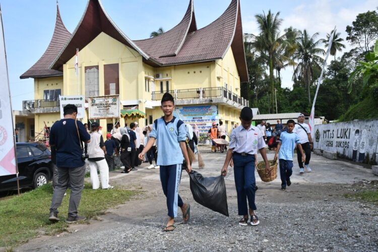 PT Semen Padang, anak usaha PT Semen Indonesia (Persero) Tbk atau SIG, kembali menunjukkan komitmennya terhadap kelestarian lingkungan. Perusahaan menggelar kegiatan Selasa Bergoro (SERO) di MTs Lubuk Kilangan, Selasa (23/9). IST