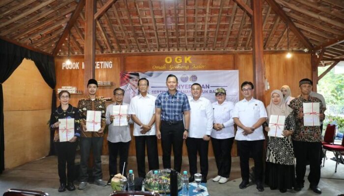 Wamen Ossy dampingi Menko AHY Serahkan Sertifikat di Gunung Kidul