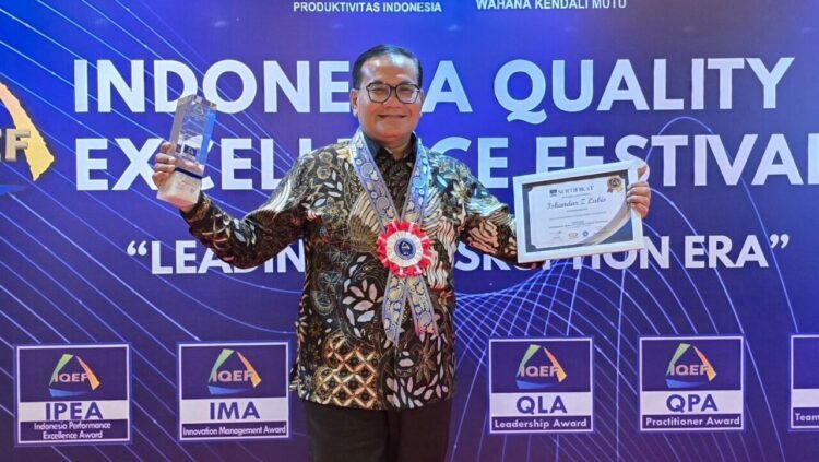 Direktur Keuangan PT Semen Padang, Iskandar Z Lubis, menerima penghargaan bergengsi Quality Leadership Award (QLA) dalam ajang Indonesia Quality Excellence Festival (IQEF) 2025. IST
