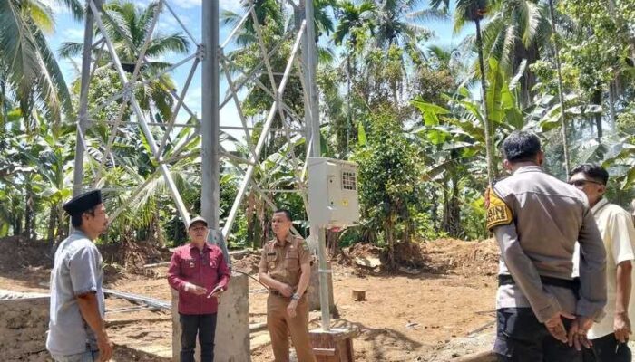 Camat VII Koto Tinjau Lokasi Pembangunan Tower Telkomsel di Sungai Ibur I