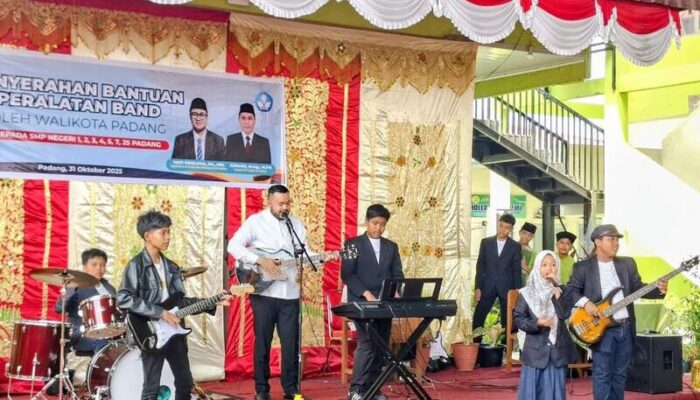 Wako Padang Fadly Amran Main Musik Bareng Siswa! Tujuh SMP Terima Bantuan Alat Band
