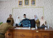Ketua DPRD Sumbar Serahkan Bantuan Baju Batik untuk Guru di Empat Sekolah 