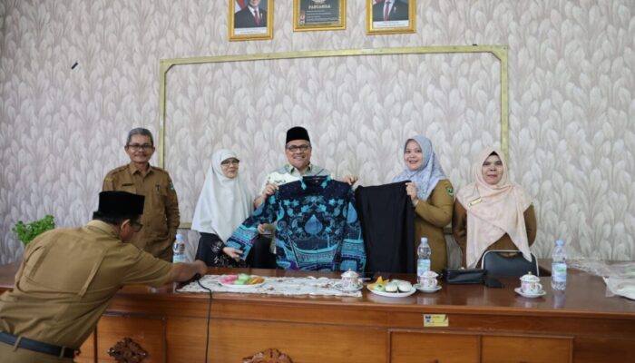 Ketua DPRD Sumbar Serahkan Bantuan Baju Batik untuk Guru di Empat Sekolah 