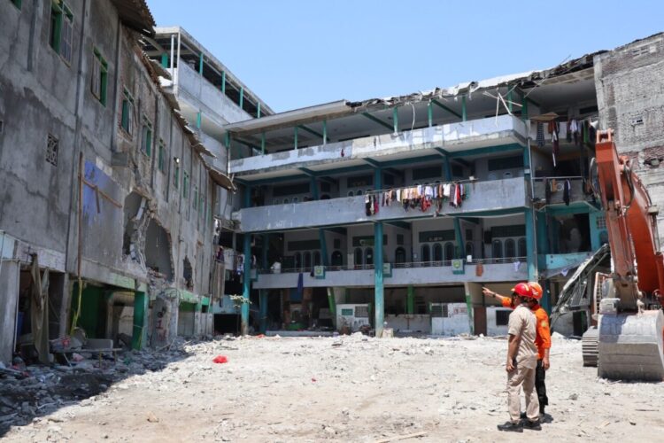 Kepala Pusat Data, Informasi dan Komunikasi Kebencanaan BNPB, Abdul Muhari (kanan) bersama Direktur Operasi Basarnas, Yudhi Bramantyo (kiri) saat meninjau lokasi reruntuhan bangunan Musala Pondok Pesantren (ponpes) Al - Khoziny, Sidoarjo, Jawa Timur, pada Selasa (7/10)