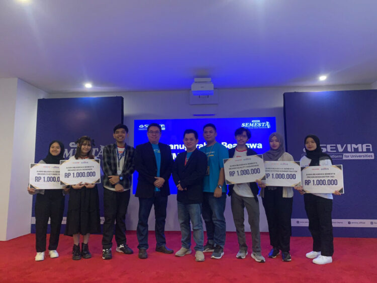 CEO SEVIMA Sugianto Halim bersama peraih Beasiswa Semesta 2025.